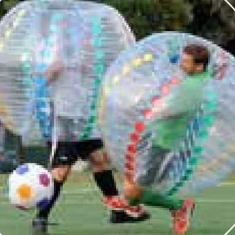 Dos personas jugando bumper ball