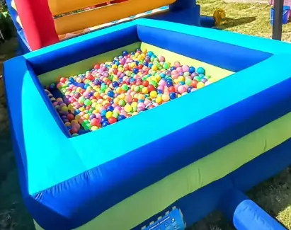 Piscina inflable con pelotas de colores