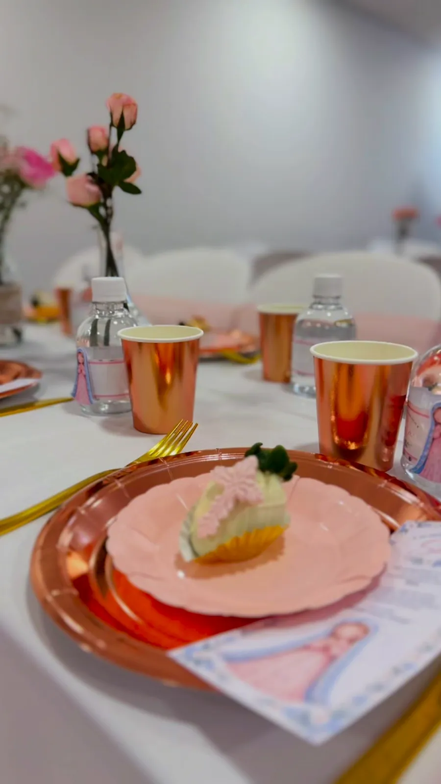 Puesto de mesa en tonos rosa y cobre con detalle de bienvenida